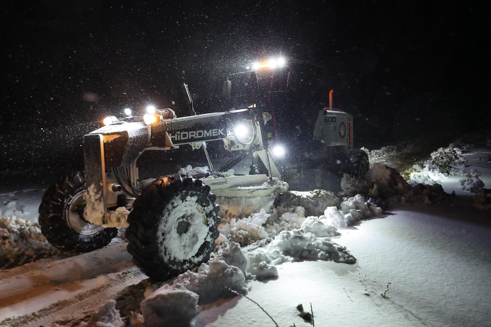 MUĞLA MENTEŞE BELEDİYESİ EKİPLERİNDEN GECE BOYUNCA KAR MESAİSİ 